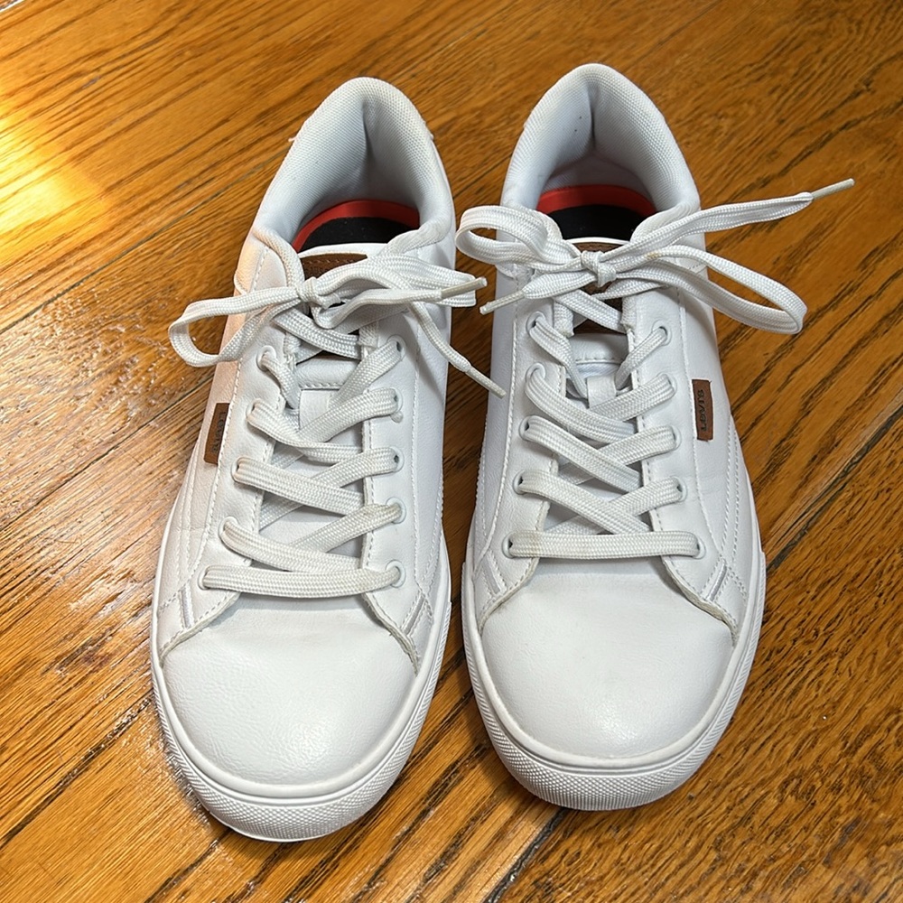 Levi’s Jeffrey 501 men’s sneakers. White with brown details. Size 9.5.